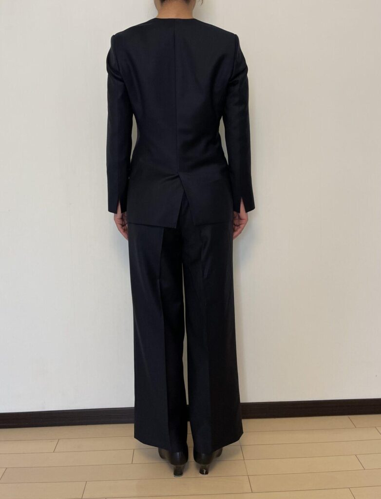 HANABISHI(花菱)のレディースオーダースーツ・ジャケットを着用2