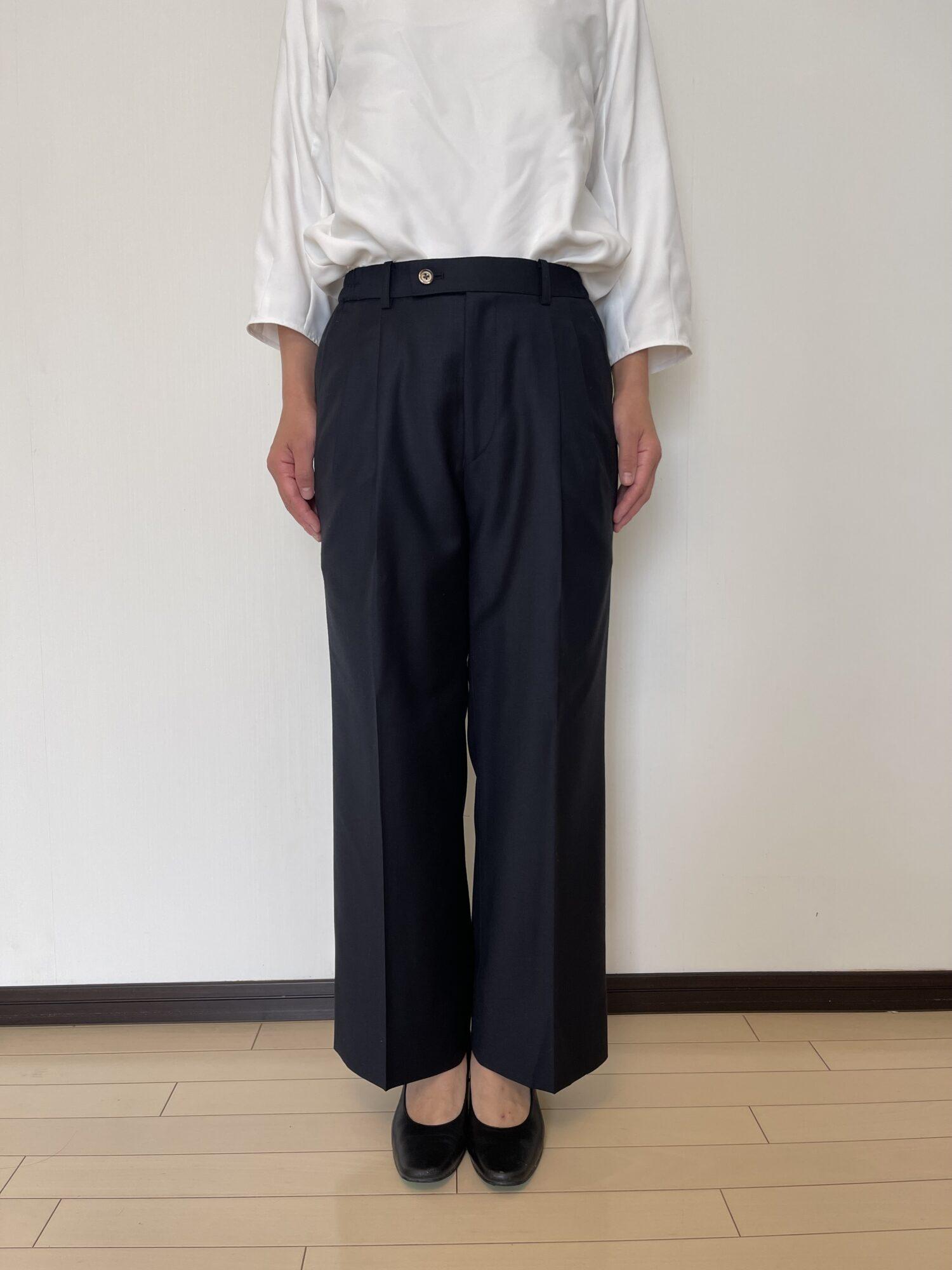 HANABISHI(花菱)のレディースオーダースーツ・パンツを着用